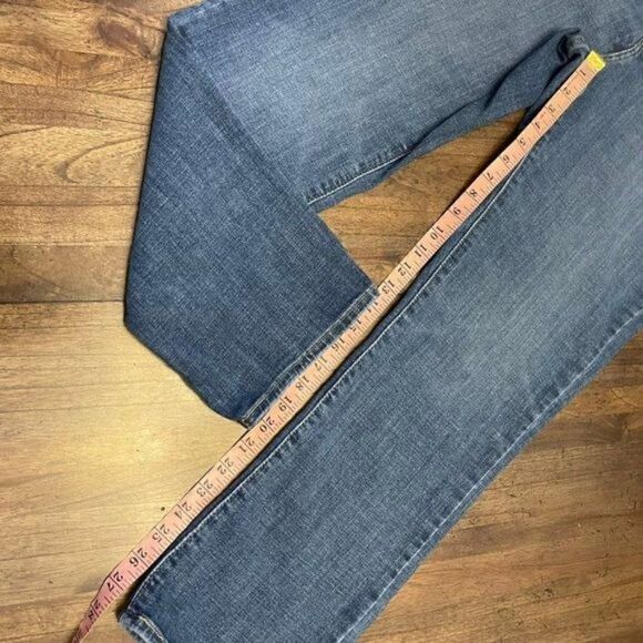 Levi's Women's Classic Straight Jeans - Picture 8 of 10